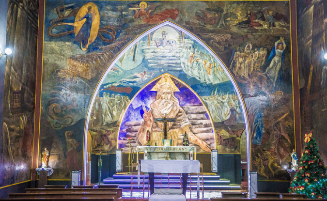 Afrescos de capela em Mauá unem arte sacra e modernismo