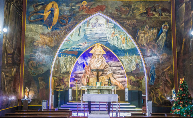 Afrescos de capela em Mauá unem arte sacra e modernismo