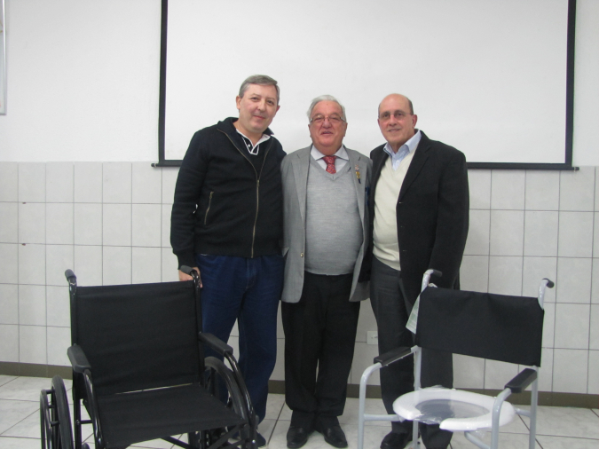 Rotary doa cadeiras de rodas para Santa Casa de Mauá